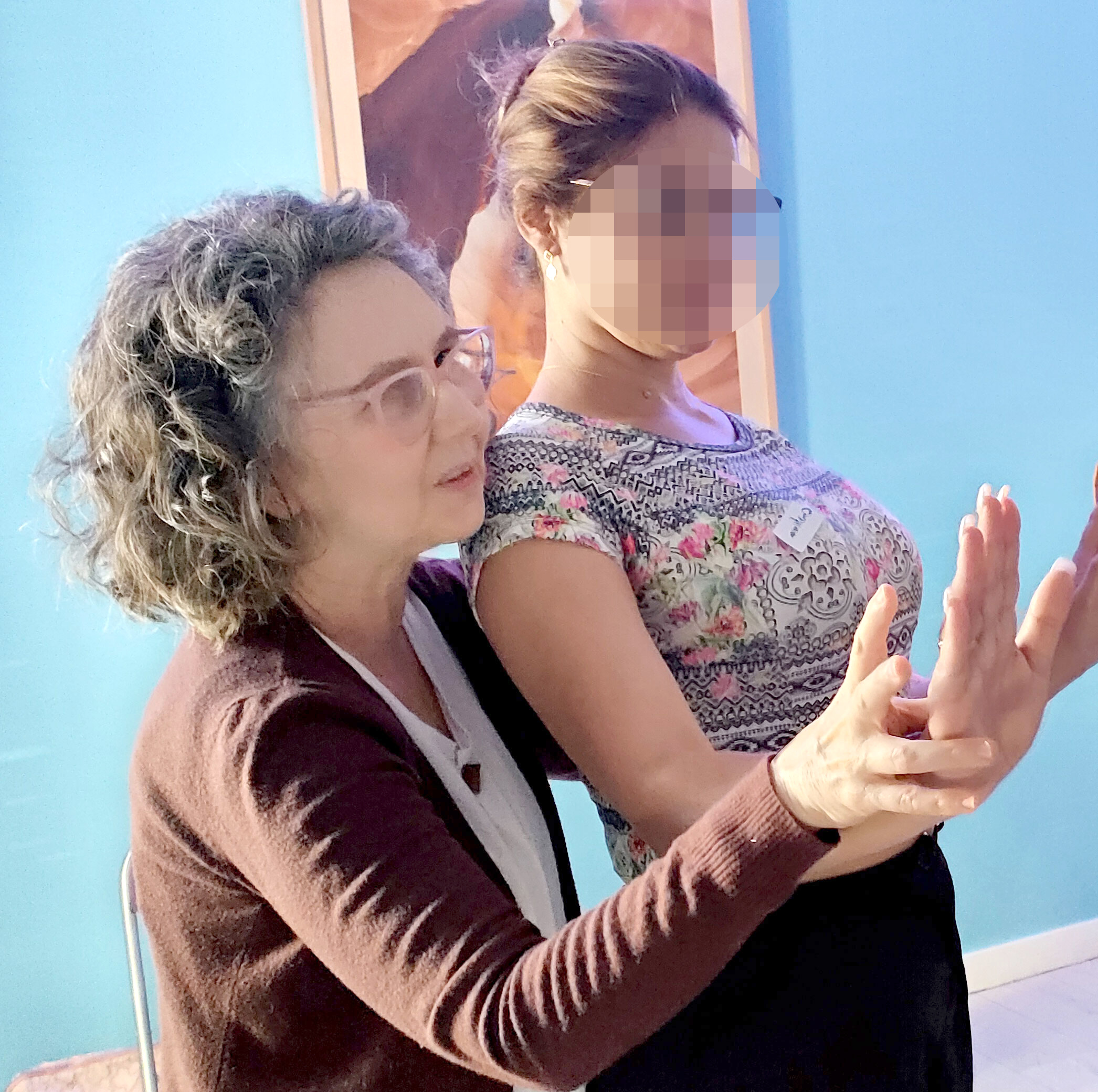 Maestra de Reiki y formadora del curso de terapeuta de reiki profesional en Madrid enseñando una técnica Reiki a una alumna